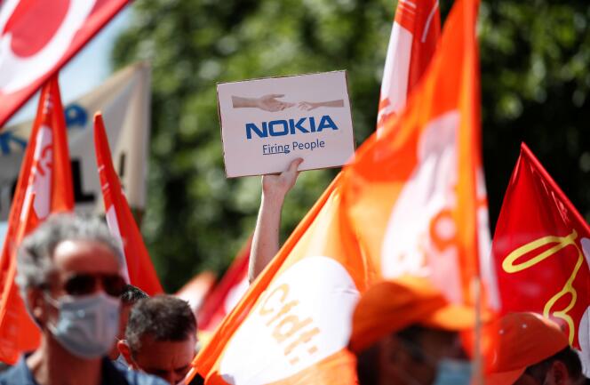 Manifestation contre les suppressions de postes chez Nokia, le 8 juillet, à Paris.