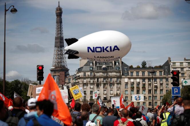 Manifestation contre les suppressions d’emplois chez Nokia, le 8 juillet, à Paris.