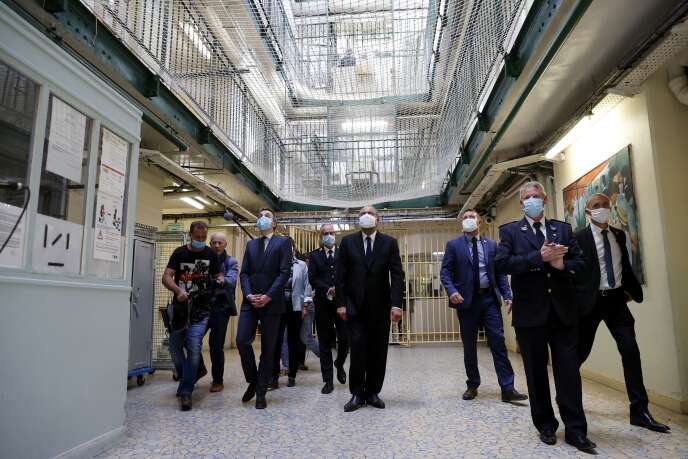 Le ministre de la justice, Eric Dupond-Moretti (au centre), en visite à la prison de Fresnes (Val-de-Marne), le 7 juillet.