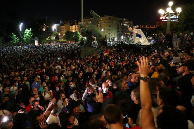 Rassemblement devant le Parlement pour contester la réintroduction d’un couvre-feu le week-end, à Belgrade, le 7 juillet.