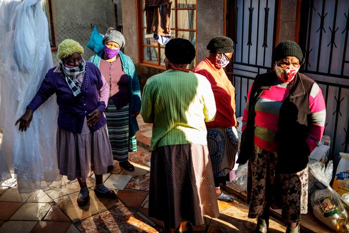 Distribution de nourriture pour des résidents du canton de Tsakane, dans la province de Gauteng (Afrique du Sud), le 6 juillet.