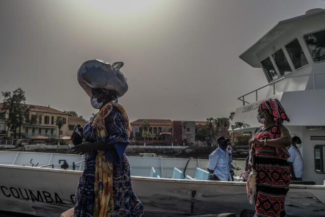 Des résidents de l'île de Gorée débarquent de la grande chaloupe blanche qui vient de Dakar. Ici, en juin 2020.
