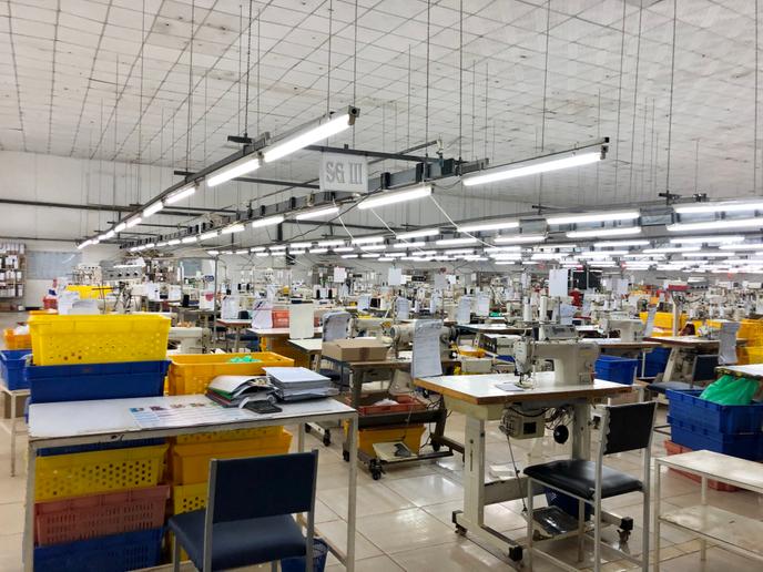 Les chaînes de production de l’usine Tanamera avec les règles de distanciation, à Antananarivo, capitale de Madagascar, le 6 juillet 2020.