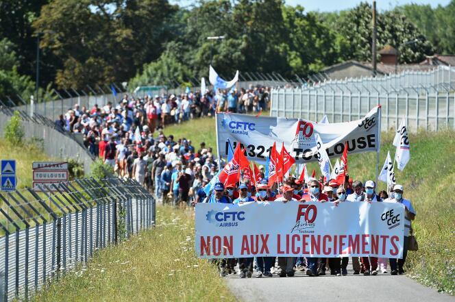 Des salariés d’Airbus manifestent, mercredi 8 juillet 2020, le long des pistes de l’aéroport de Toulouse-Blagnac.