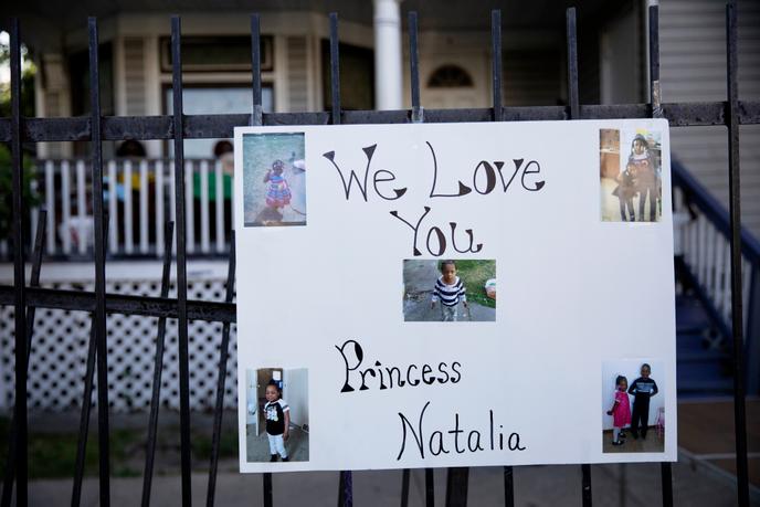 Le 5 juillet. Une pancarte est attachée à la clôture d’un pavillon, dans le quartier de South Austin à Chicago (Illinois) lors d’une veillée pour Natalie Wallace, 7 ans, tuée par balle alors que sa famille se réunissait pour célébrer le 4-Juillet.