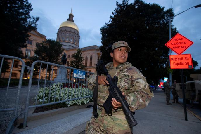 Un membre de la garde nationale de Géorgie se tient devant le Capitole de l’Etat, le 7 juillet, à Atlanta. Le gouverneur, Brian Kemp, a mobilisé la garde après une flambée de violence le week-end du 4-Juillet.