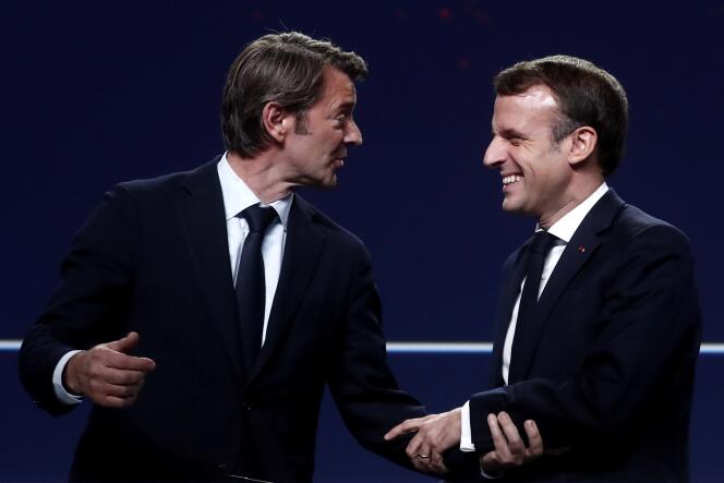 Emmanuel Macron et le président de l’Association des maires de France, François Baroin, au cent-deuxième congrès des maires, le 19 novembre 2019, à Paris.