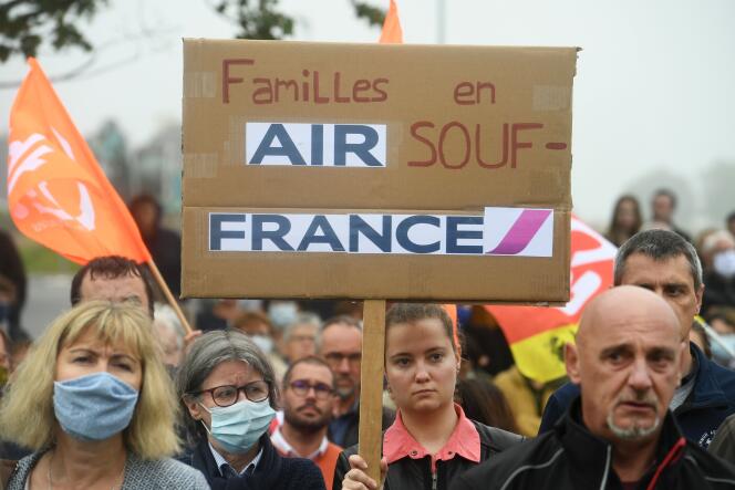 Des salariés de la filiale d’Air France Hop! protestent à Morlaix, mercredi 8 juillet.