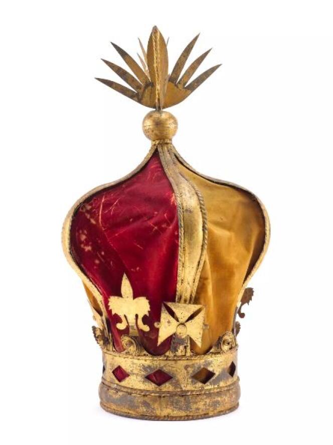 Couronne surmontant le dais royal de la reine Ranavalona III exposée au Musée de l’armée de Paris.