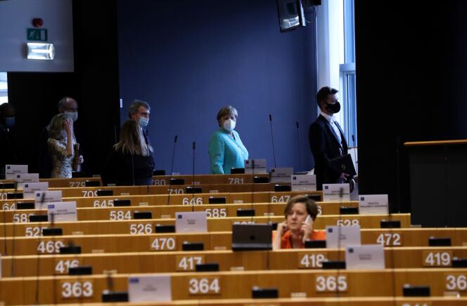 Angela Merkel arrive pour une séance plénière au Parlement européen à Bruxelles, le 8 juillet.