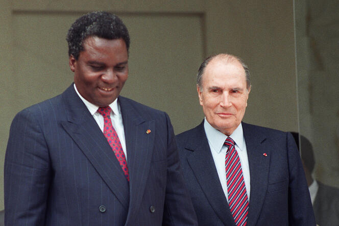 Le président rwandais Juvénal Habyarimana en compagnie de François Mitterrand, au palais de l'Elysée, le 23 avril 1991, soit trois ans avant le déclenchement du génocide.