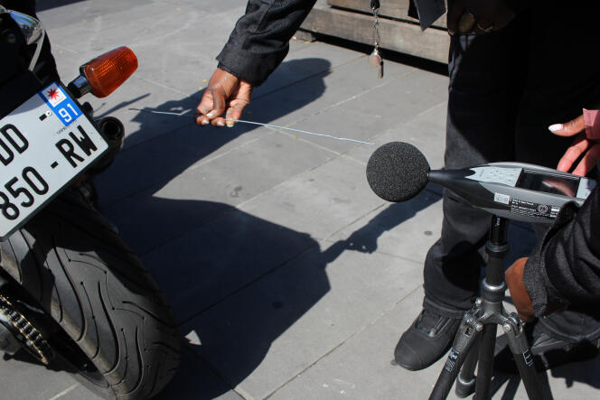 Opération de contrôle des nuisances sonores des deux-roues motorisés (motos, scooters) par des agents de la Ville de Paris, place de la République, le 9 juillet 2020.