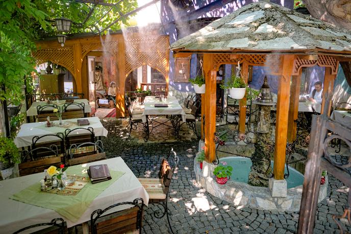 Dans un restaurant pratiquement désert de Mostar (Bosnie-Herzégovine), le 2 juillet.