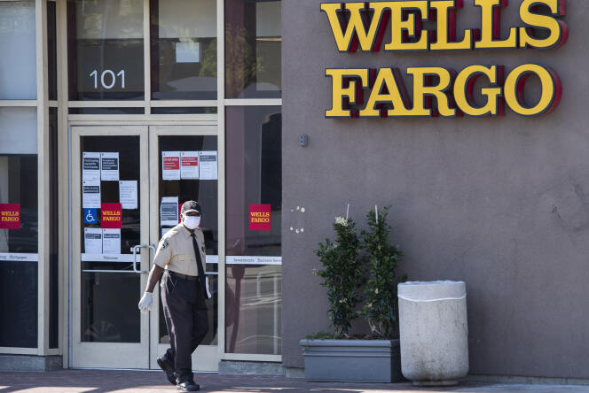 Devant une agence Wells Fargo, à West Hollywood, en Californie, le 15 mai.