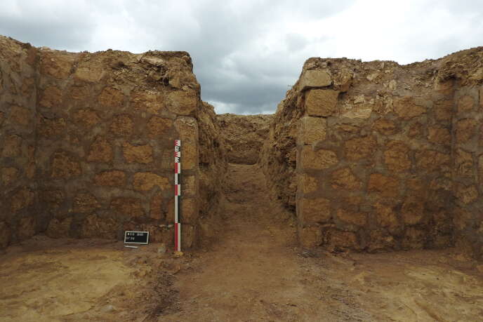 Chaque soute à munitions, construite dans le sol avec des blocs de calcaire, était desservie par une tranchée.