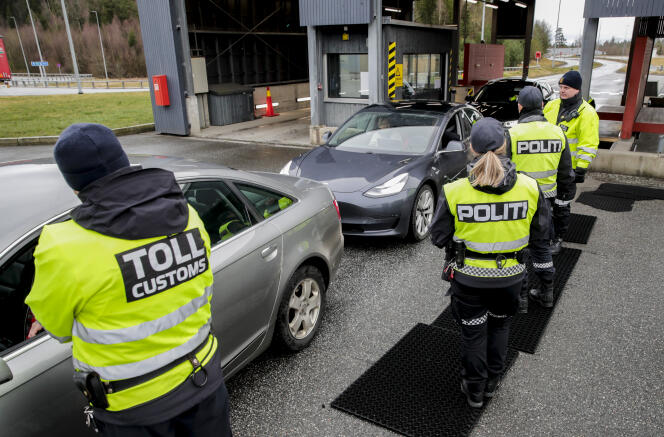 Des douaniers et des policiers contrôlent les conducteurs à la frontière entre la Norvège et la Suède,  le 16 mars à Swinesund.