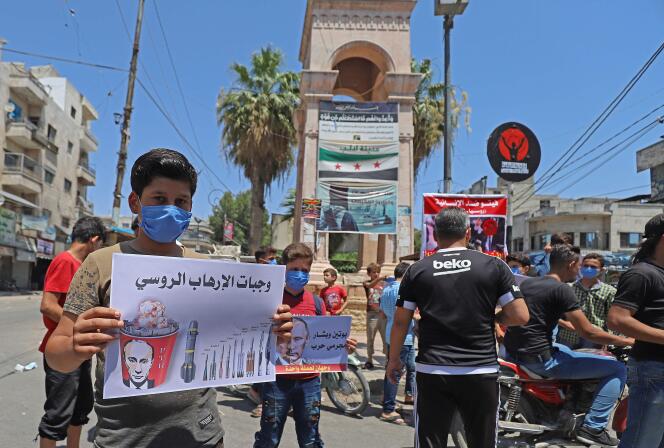 Des Syriens manifestent contre la politique russe visant à faire fermer les points de passage permettant d’acheminer l’aide humanitaire, le 10 juillet à Idlib.
