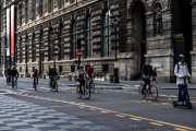 Des cyclistes rue de Rivoli, à Paris, en juin 2020.