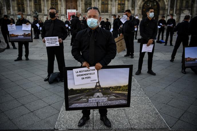 Lors d’une manifestation des employés de la restauration événementielle, devant la mairie de Paris, le 24 juin.