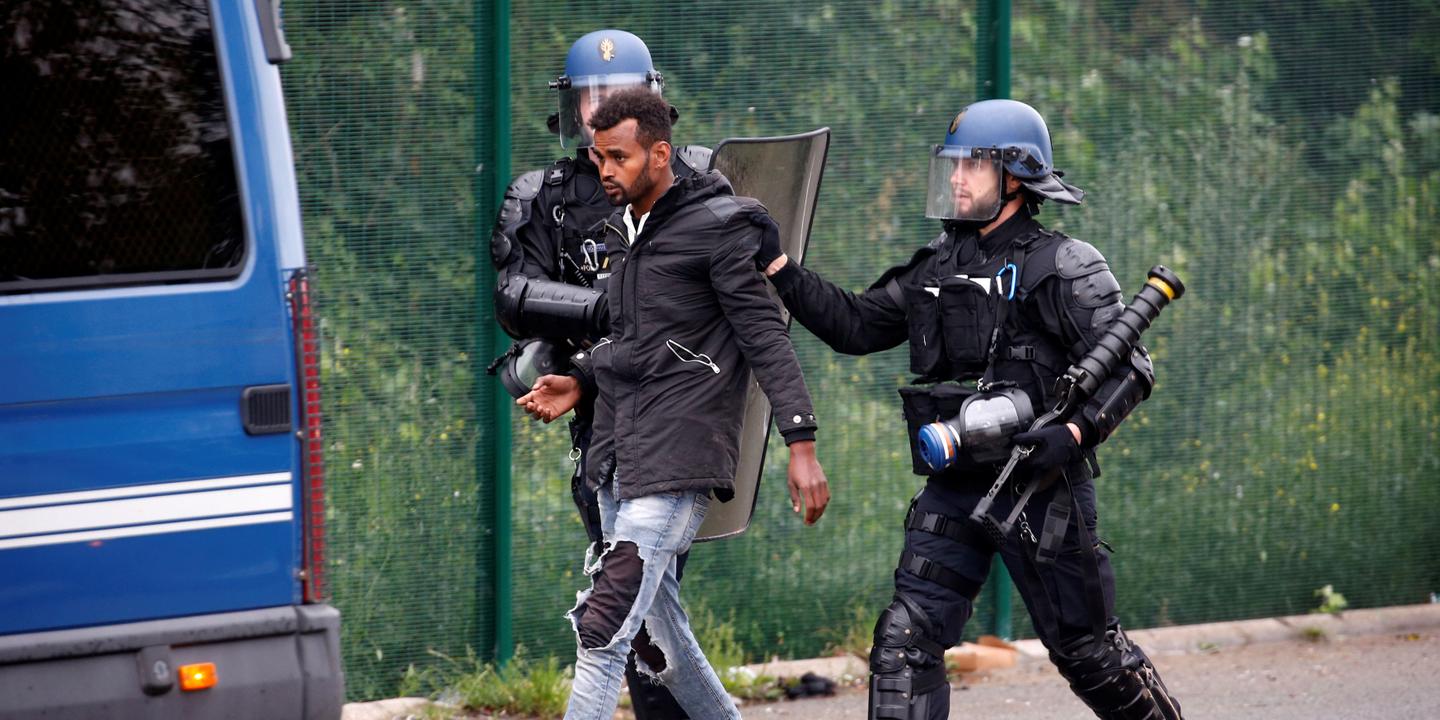 A Calais Des Migrants A La Rue Et Des Associations Snobees Par Gerald Darmanin