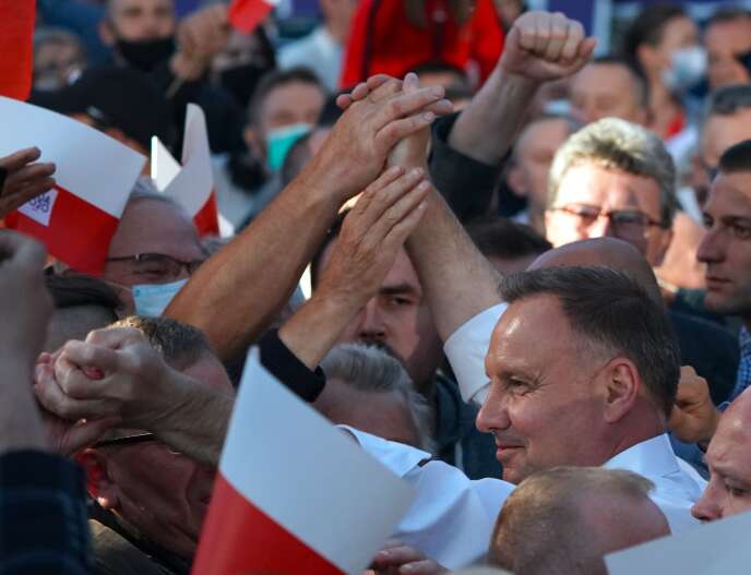 Le président polonais et candidat à sa succession, Andrzej Duda, salue ses partisans à Lomza, dans le centre de la Pologne, le 7 juillet.