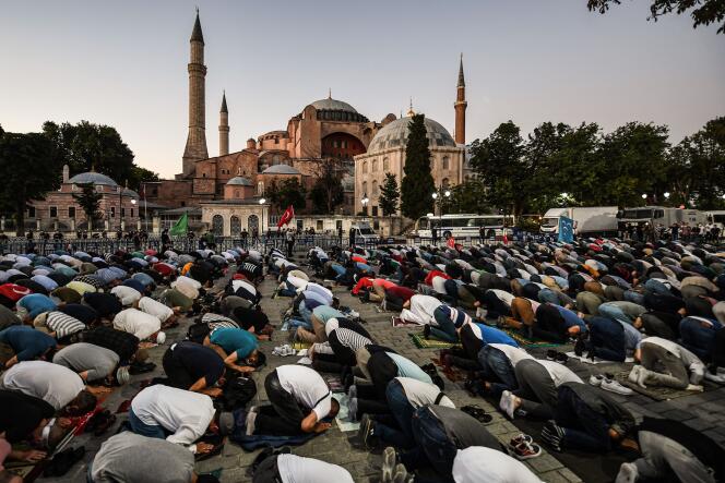 Une prière devant la basilique Sainte-Sophie d’Istanbul, qui doit devenir une mosquée dans les prochaines semaines, le 10 juillet.