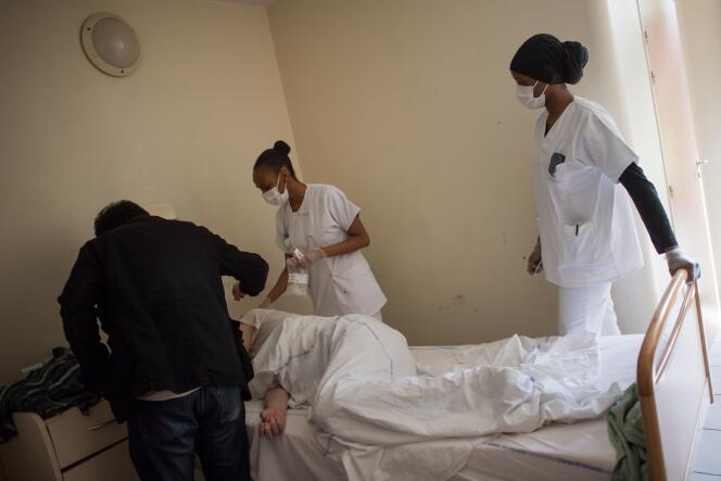 Un psychiatre et des membres du personnel soignant vérifient la température d’un patient qui s’est remis du COVID-19 à l’hôpital psychiatrique de Bondy (Seine-Saint-Denis), le 7 mai.