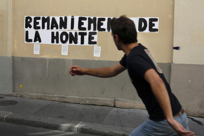 Un skateboarder passe devant un slogan féministe, le 11 juillet à Paris.
