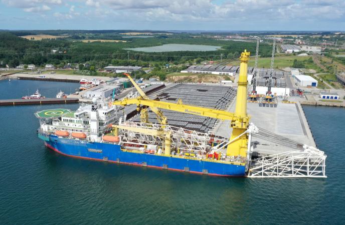 L’« Akademik-Cherskiy », un navire russe qui pourrait servir à achever la construction du gazoduc Nord Stream 2, dans le port de Mukran (nord-est de l’Allemagne), le 7 juillet.