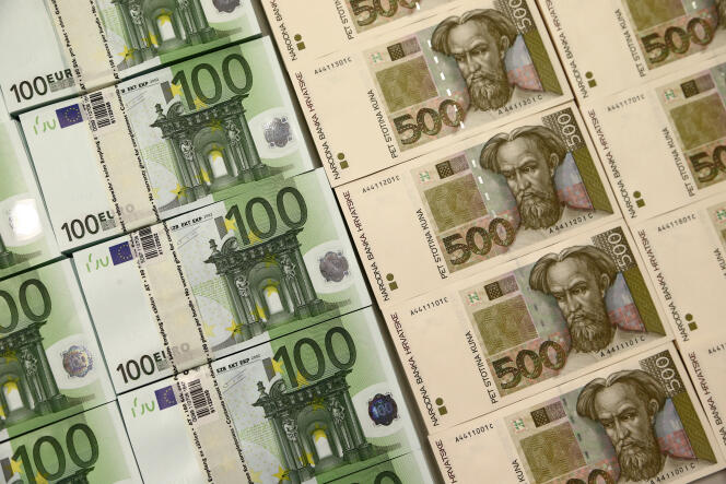 Des billets en euro et en kuna croate, à la Banque nationale de Croatie, à Zagreb, en mai 2019. Les deux pays devront patienter au moins deux ans dans le mécanisme dit « MCE II », pendant lesquels leur monnaie devra rester stable dans une fourchette de fluctuation par rapport à l’euro.