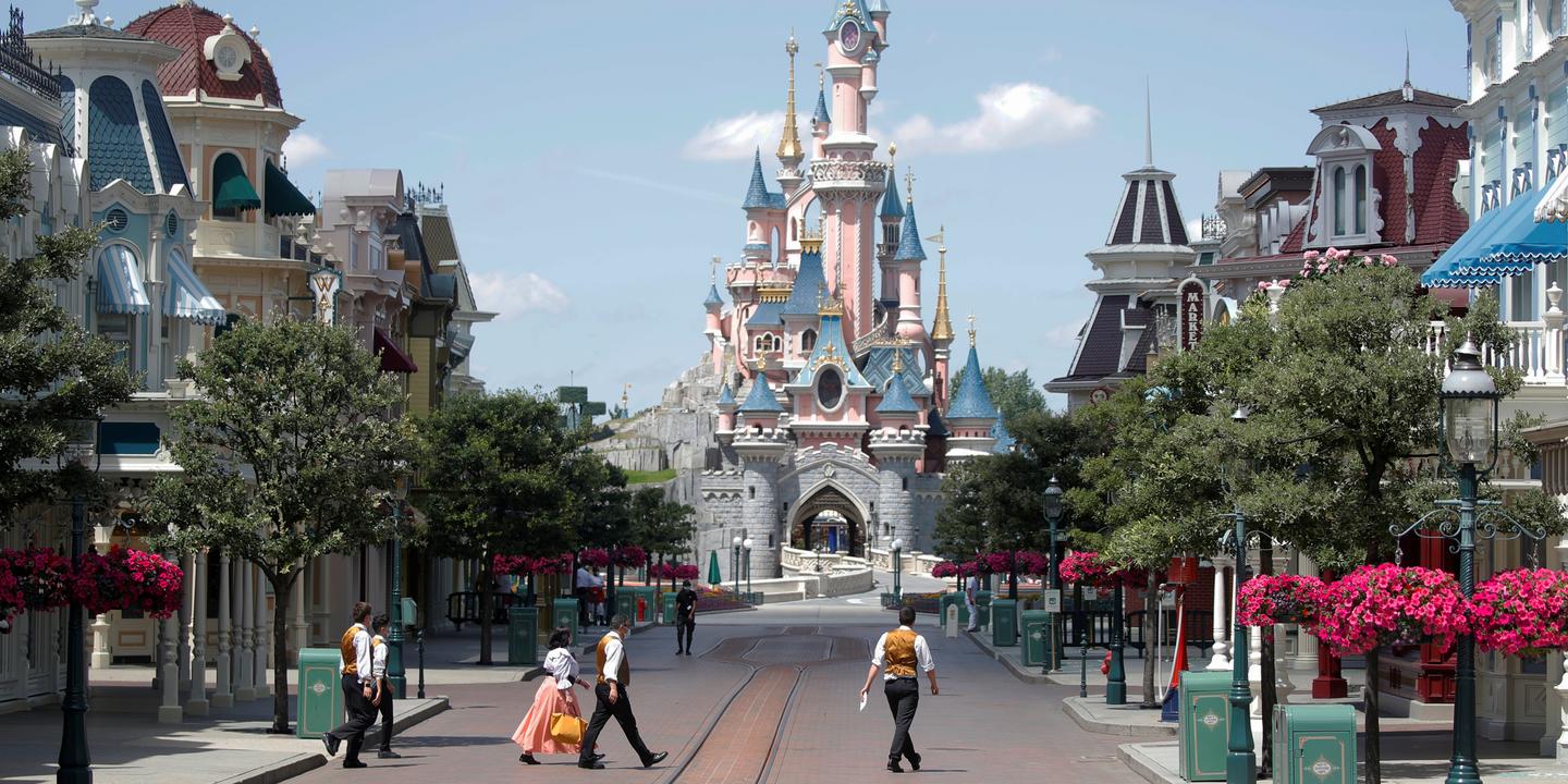 Un millier de grévistes à Disneyland Paris pour obtenir des hausses de salaire