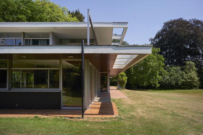 Cette demeure bâtie à Croix en 1968 pour un entrepreneur français est l’ultime ouvrage de l’architecte américain Richard Neutra, mort en 1970.