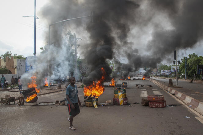 Des manifestants anti-gouvernement brûlent des pneus en signe de protestation à Bamako, le 10 juillet.
