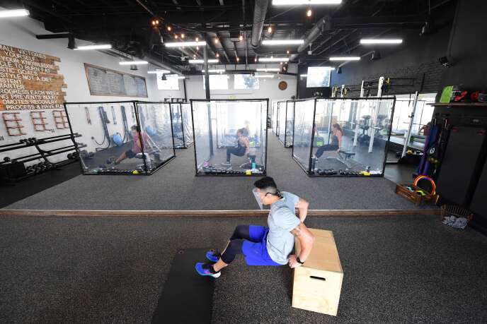 A la mi-juin, en Californie : les gérants d’une salle de fitness tentent de maintenir leurs ateliers physiques au prix d’importantes mesures de distanciation physique.