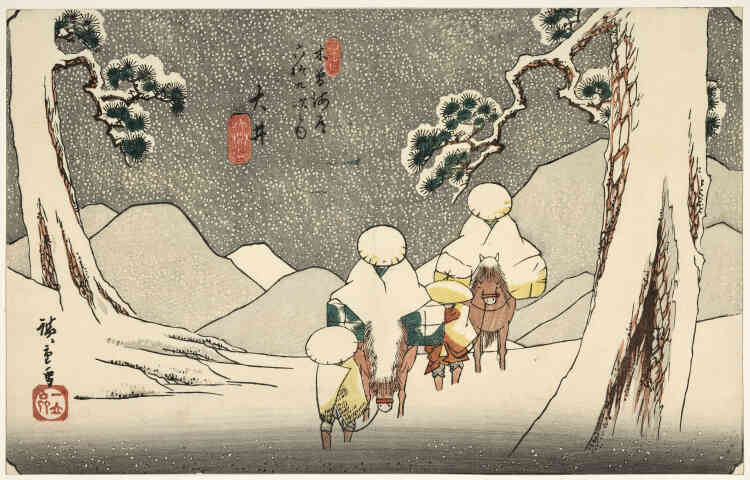 « Si le Tokaido est la route la plus fameuse, il existait d’autres moyens de relier Edo à Kyoto. La route du Kisokaido était de ceux-là et Hiroshige l’a représentée également. Dans cette estampe, on voit deux voyageurs à cheval conduits par leurs guides s’avançant lentement et péniblement dans la neige profonde. Protégés par leurs chapeaux et leurs lourdes capes, les personnages semblent des formes abstraites qui se confondent presque avec les accidents du paysage enneigé. »