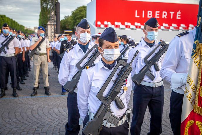 Le nombre de militaires participant au défilé est réduit cette année à cause de la crise due au coronavirus.