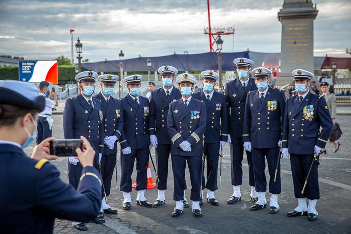 Les troupes se préparent à la cérémonie militaire de la fête nationale sur la place de la Concorde à Paris, mardi 14 juillet.