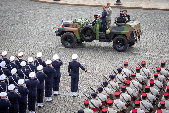 Emmanuel Macron, président de la république, passe les troupes en revue lors de la cérémonie militaire de la fête nationale sur la place de la Concorde à Paris, mardi 14 juillet 2020.