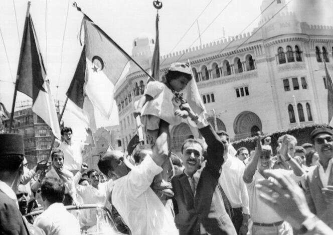 Une foule d'Algériens manifeste sa joie le 3 juillet 1962 à Alger. Le pays a proclamé son indépendance après la signature des accords d'Evian le 18 mars 1962 et leur ratification par référendum en France le 8 avril 1962 puis en Algérie le 1er juillet 1962.