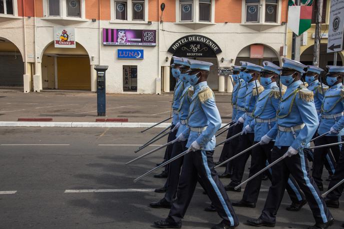 Défilé des cadets de l’Académie miltaire de Madagascar pour les festivités du 60e anniversaire de l’indépendance de la Grande Ile, à Antananarivo, le 26 juin 2020.