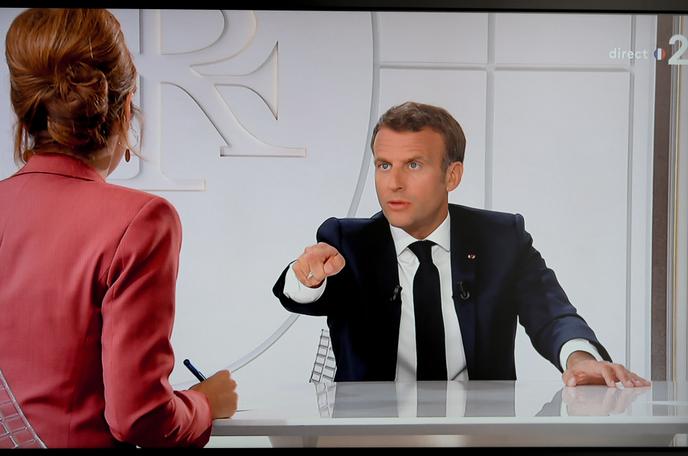 Le président Macron répond aux journalistes Léa Salamé et Gilles Bouleau, à l’Elysée, le 14 juillet.