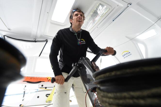 Charlie Dalin, à bord d’« Apivia », lors de sa préparation au Vendée Globe, au large de la Bretagne, en juin 2020.