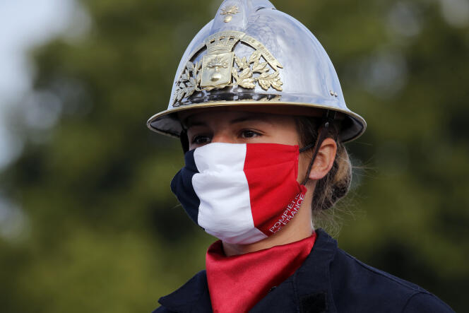 Un pompier portant un masque, lors du défilé du 14-Juillet.