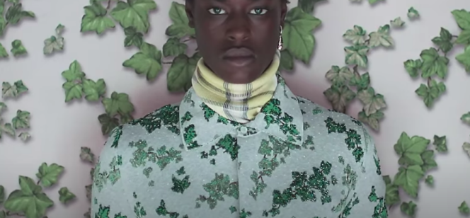 Image tirée du film promotionnel de la collection haute couture Dior Homme 2020-2021 par le créateur Kim Jones inspirée du travail du peintre ghanéen Amoako Boafo.