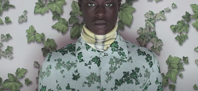 Image tirée du film promotionnel de la collection haute couture Dior Homme 2020-2021 par le créateur Kim Jones inspirée du travail du peintre ghanéen Amoako Boafo.