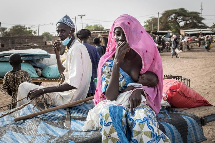 Des bergers peuls rentrent du marché informel de Barkédji, au Sénégal. La fermeture des marchés en raison de la pandémie de Covid-19 a entraîné une chute du prix du bétail, fragilisant le système agropastoral.