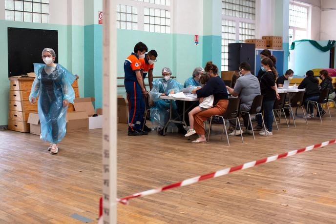 Coronavirus A Paris Se Faire Tester C Est La Croix Et La Banniere