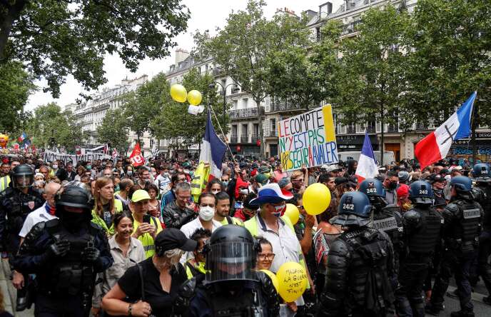 Manifestation de soignants pour dénoncer l’insuffisance des accords du Ségur de la santé, à Paris, le 14 juillet.