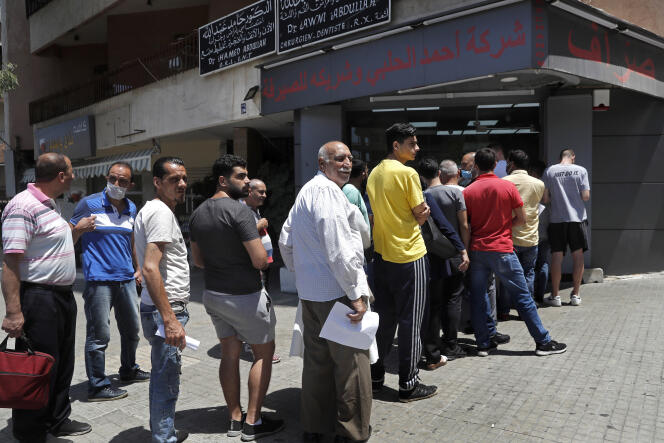 Une file d’attente devant un bureau de change à Beyrouth, le 17 juin.