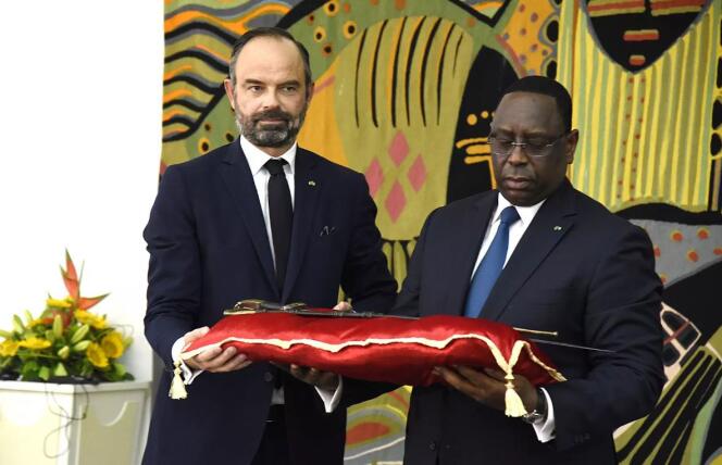 A Dakar, le 17 novembre 2019, l’ancien premier ministre français Edouard Philippe remet au président sénégalais, Macky Sall, le sabre dit d’El-Hadj Oumar Tall, pour un prêt de longue durée avant une restitution définitive.